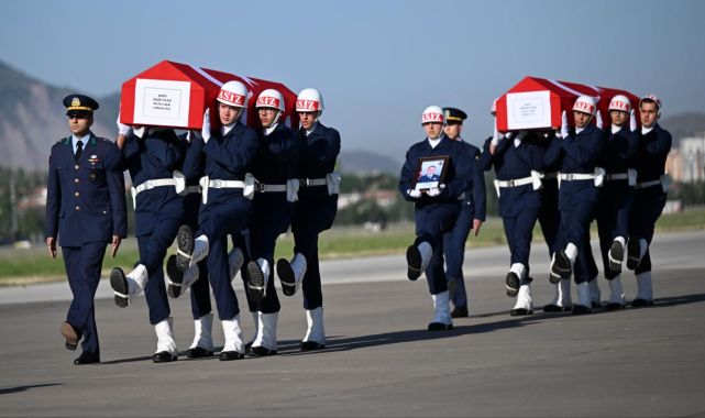 Eğitim uçağında şehit olan pilotlar için tören düzenlendi