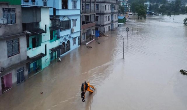 Hindistan'daki sellerde 27 kişi öldü
