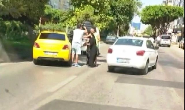 Husumetlileri önünü kesince bindiği taksiyi kaçırdı
