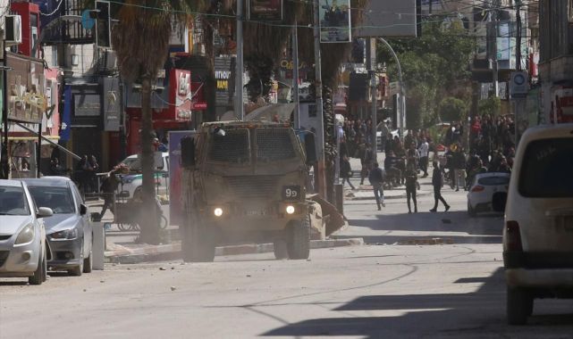 İsrail ordusu Cenin'e baskın düzenledi ve Cenin kampını kuşattı