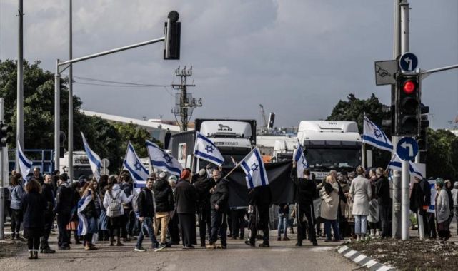 İsrailli esirlerin aileleri, esir takası anlaşması talebiyle Tel Avivde yolları kapattı