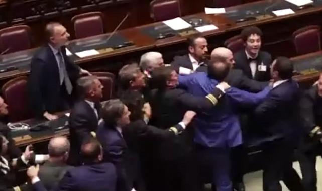 İtalya Meclisi bir anda karıştı, herkes yumruklaşmaya başladı: Milletvekilleri hastanelik oldu