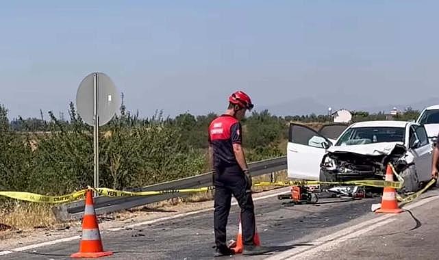 İzmir'de iki otomobil çarpıştı: Karı koca hayatını kaybetti, 7 kişi yaralandı