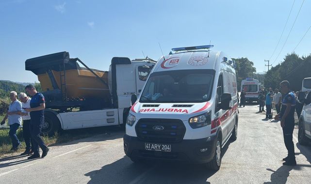 Kocaeli'de tır ile servis minibüsü çarpıştı: 26 yaralı