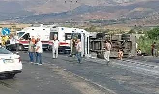 Mersin'de 2 servis otobüsü ve otomobilin karıştığı kaza: 2 can kaybı, 35 yaralı