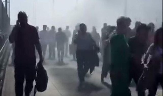 Motorundan duman yükselen metrobüsteki yolcular tahliye edildi