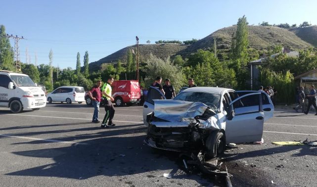 Otomobille hafif ticari araç çarpıştı: 1 ölü, 5 yaralı