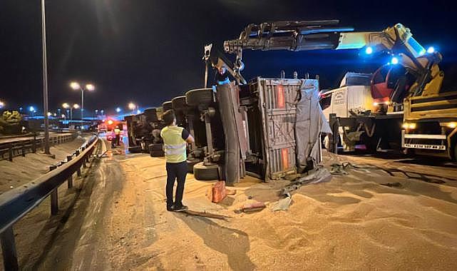 Tonlarca buğday otoyolda ulaşımı aksattı