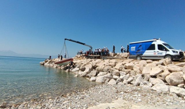 Van Gölü'nde kaybolan genci arama çalışmaları sürüyor
