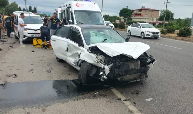 Yol yardım aracı beklerken otomobil çarptı: 1 ölü, 4 yaralı