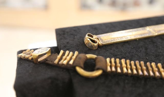 22 yıldır korunan altın kemer müze vitrininde