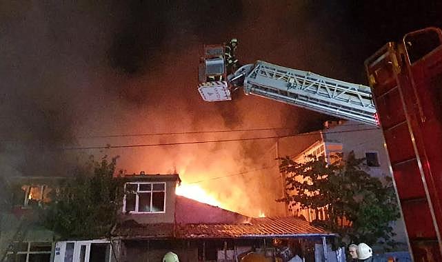 5 yaşındaki çocuğa taciz iddiası gerginliği: Araçları ters çevirip, iş yerlerini ateşe verdiler