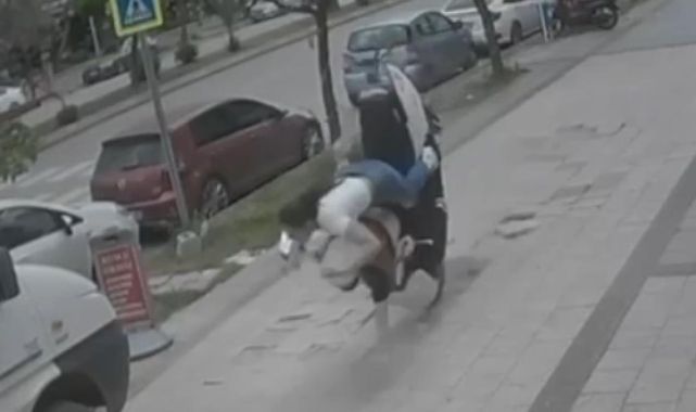 Adana'da devrilen motosikletteki 2 kişi yaralandı: O anlar kamerada