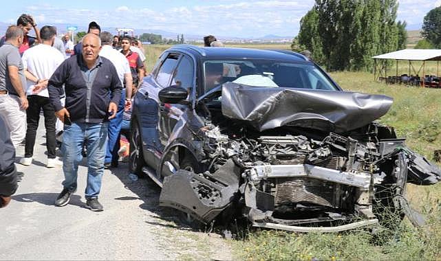 Ağrı'da iki otomobil çarpıştı: 13 yaralı