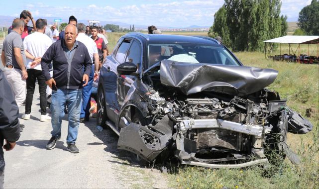 Ağrı'da iki otomobil çarpıştı: 13 yaralı