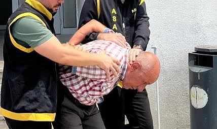 Arkadaşını öldüren katili, oğluna kullansın diye verdiği cep telefonu yakalattı