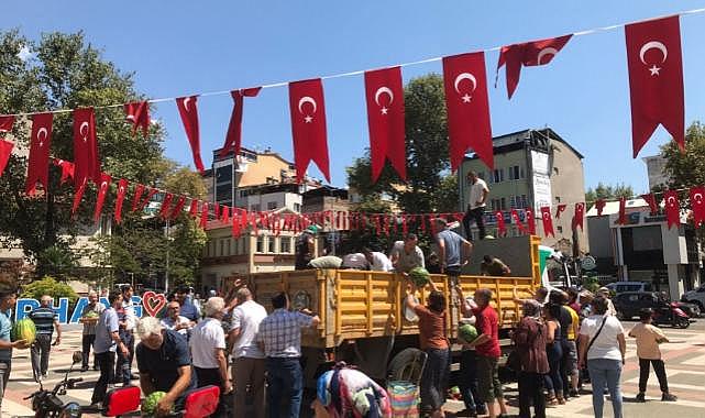Bursa Büyükşehir Belediyesi Orhangazi halkına ücretsiz karpuz dağıttı