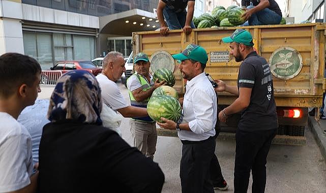 Bursa Büyükşehir ücretsiz karpuz dağıttı