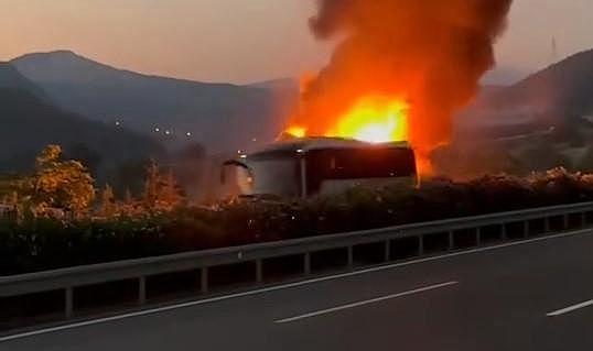 Bursa'da yolcu otobüsü alev alev yandı, yolcular tahliye edildi