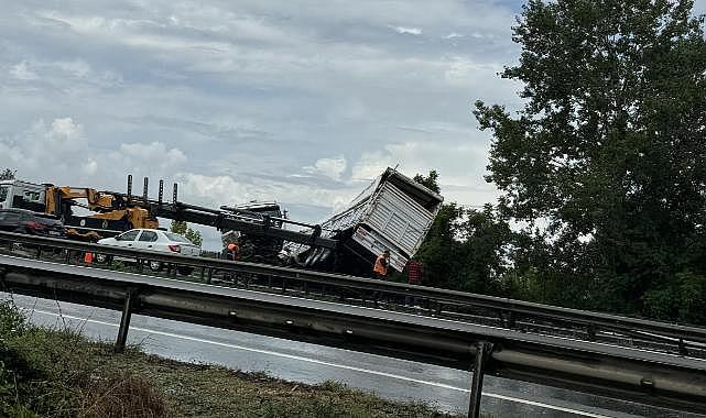 Büyükbaş hayvan yüklü tır refüjde asılı kaldı