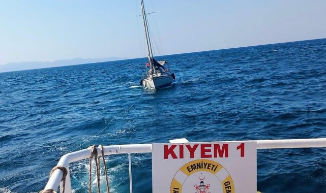 Çanakkale Boğazı'nda sürüklenen tekne ekiplerce kurtarıldı