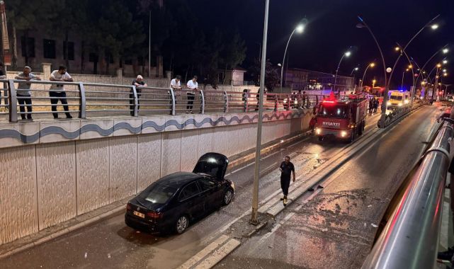 Elazığ'da sağanak sonrası alt geçitte mahsur kalan otomobildeki 4 kişi kurtarıldı