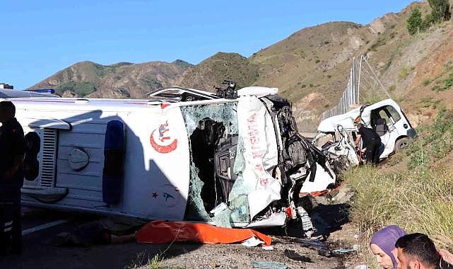 Erzurum'da ambulans ile ticari araç çarpıştı! 4 kişi öldü, 1 kişi ağır yaralandı