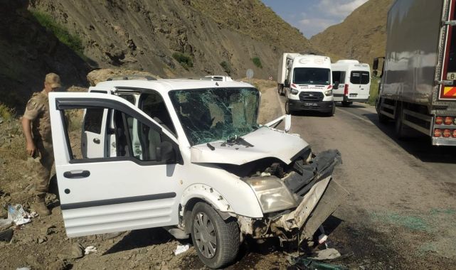 Hakkari'de 2 araç, kafa kafaya çarpıştı: 13 yaralı
