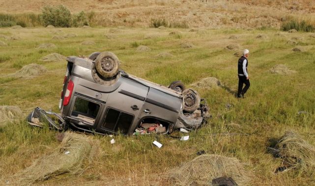 Hakkari'de devrilen hafif ticari araçtaki 2 kişi öldü
