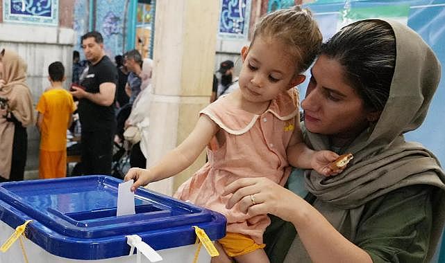 İran'da cumhurbaşkanı seçimlerinin ikinci turu için oy verme süreci başladı