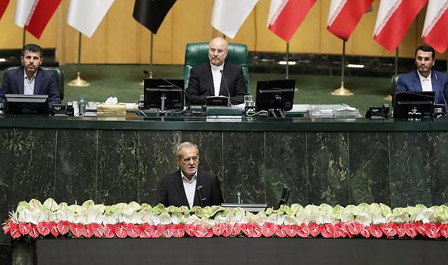İran'ın 9'uncu Cumhurbaşkanı Pezeşkiyan, yemin töreniyle görevine başladı