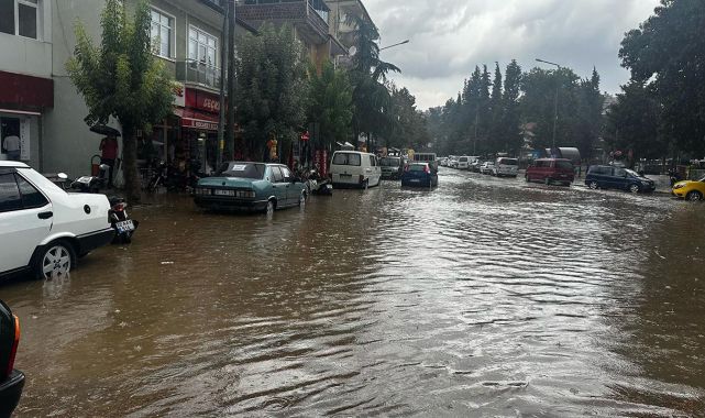 Isparta'da sağanak yolları göle çevirdi