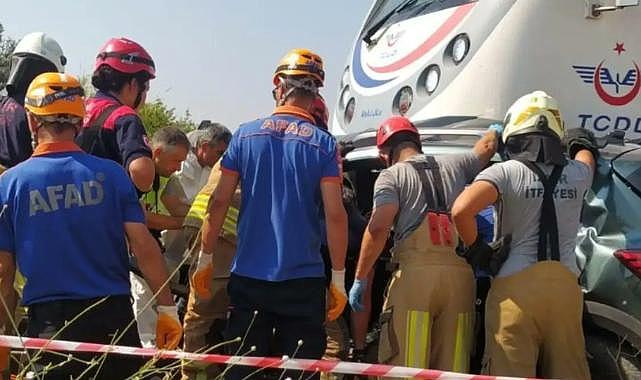 İzmir'de yolcu treni otomobille çarpıştı