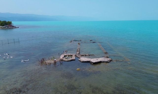 İznik Gölü turkuaz renge büründü