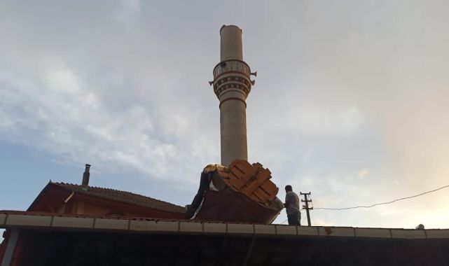 Kastamonu'da fırtına: Okulun çatısı uçtu, cami minaresi koptu