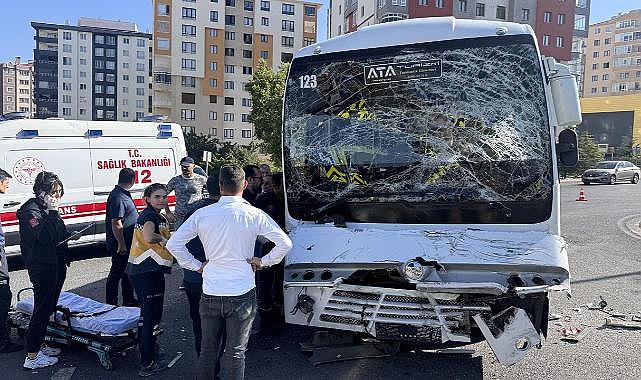 Kayseri'de kamyonla işçi servisi çarpıştı: 10 yaralı