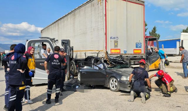 Kontrolden çıkan araç park halindeki tırın altına girdi: 2 ölü