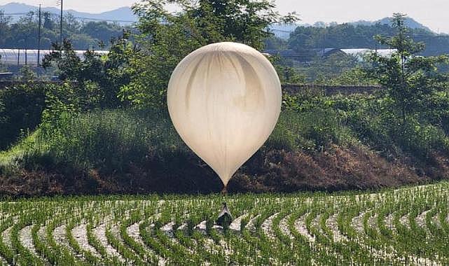 Kuzey Kore hedefi tutturdu: Çöp balonları Seul'deki başkanlık ofisine düştü