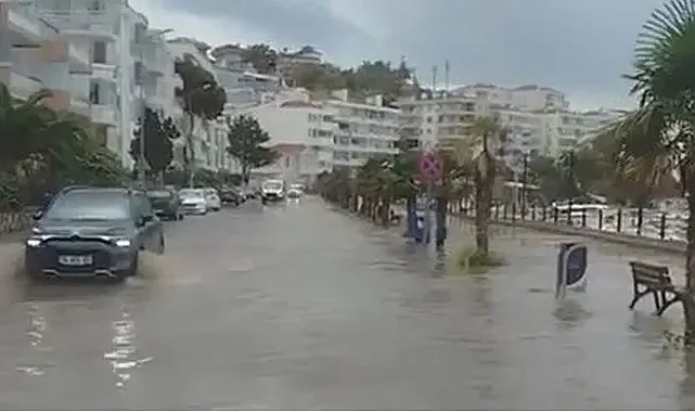 Mudanya'da sağanak, sahil yolunu göle çevirdi