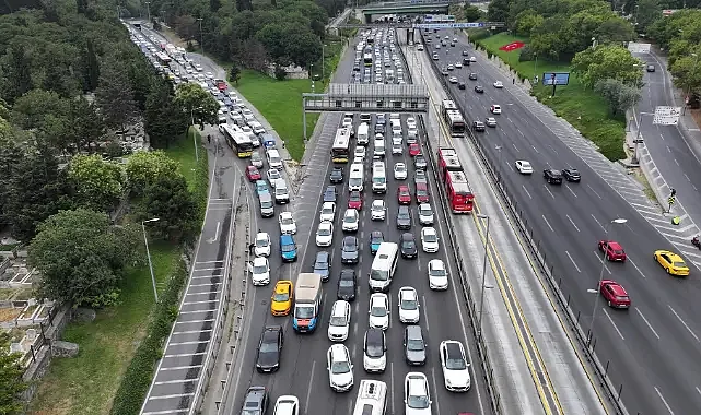 Trafik durma noktasına geldi: Haliç'teki orta köprünün Kadıköy istikameti trafiğe kapatıldı