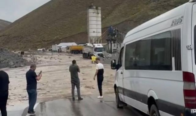 Van Hakkari yolunda sel: Onlarca araç mahsur kaldı