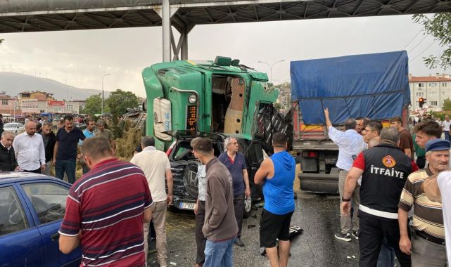 Afyonkarahisar'da zincirleme trafik kazası: 2 ölü, 12 yaralı