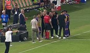 Arda Turan ilk Süper Lig maçında kırmızı kart yedi