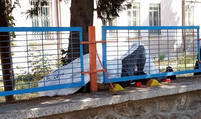 Bursa'da bir genç okul duvarının üzerinde ölü bulundu