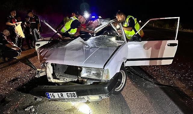 Bursa'da kamyona çarpan otomobilin çatısı uçtu: 3 ağır yaralı