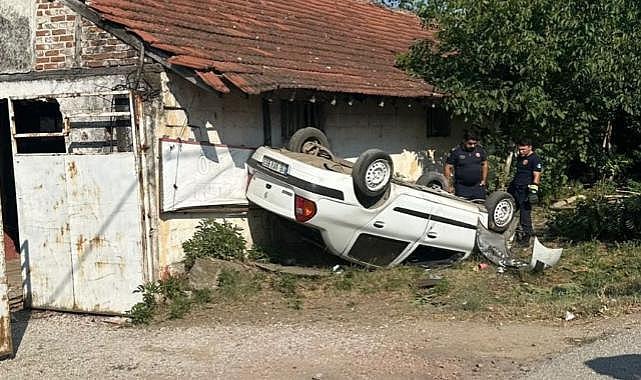 Bursa'da kontrolden çıkan otomobil, takla atarak duvara vurdu