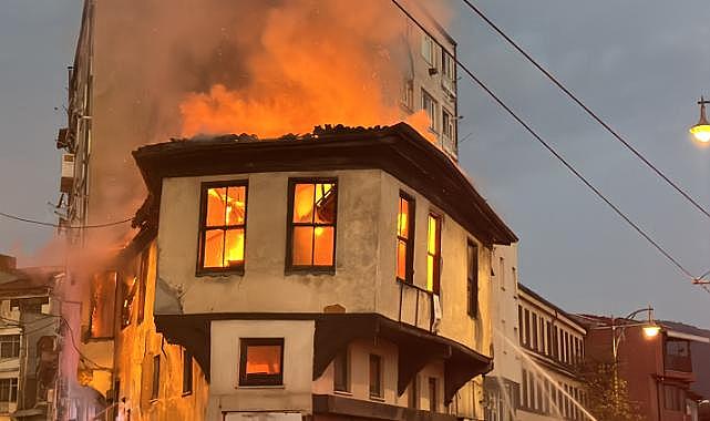 Bursa'da metruk binada yangın