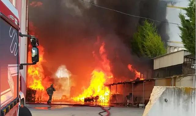 Bursa Deri Organize Sanayi Bölgesi'nde korkutan yangın! Alevler lastik fabrikasına da sıçradı