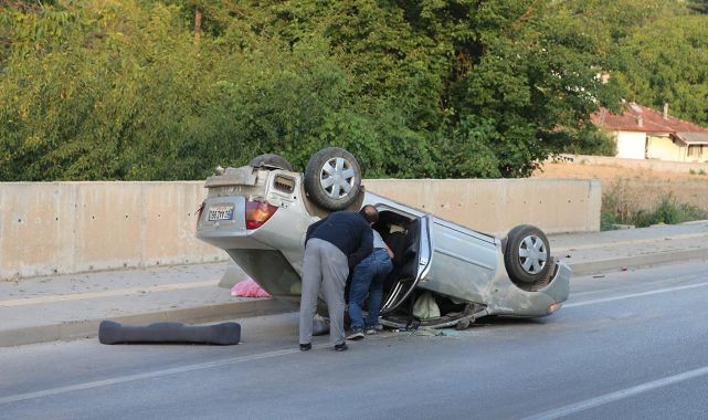 Devrilen otomobildeki aynı aileden 4 kişi yaralandı