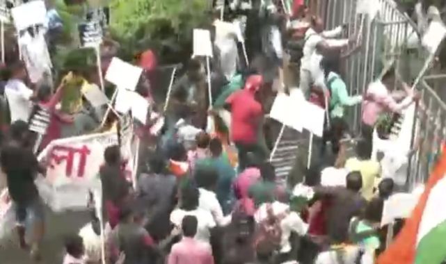 Hindistan'da protesto, çatışmaya dönüştü